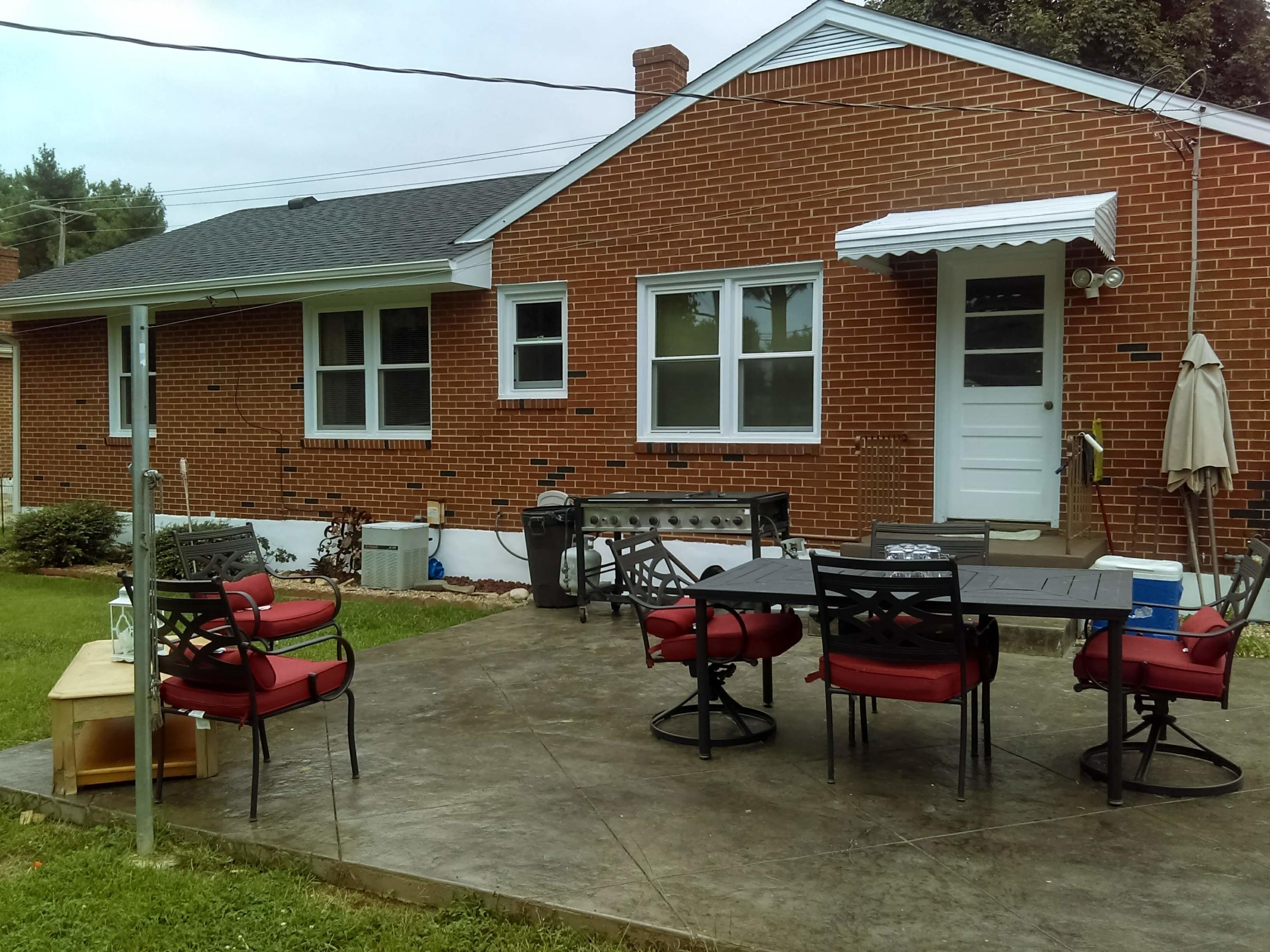 154 Frontier Road Northeast Roanoke, VA 24012 - Photo 4 of 19 Back of House