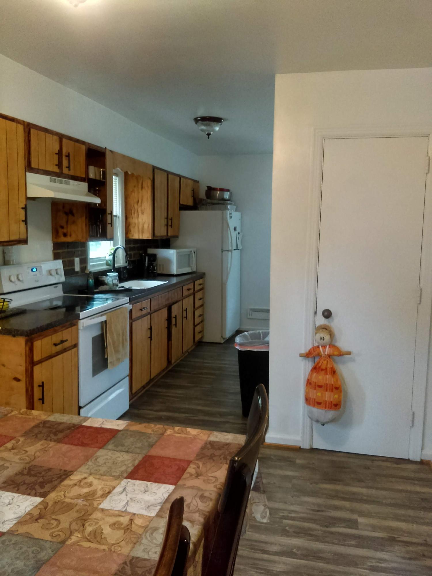 154 Frontier Road Northeast Roanoke, VA 24012 - Photo 8 of 19 Kitchen