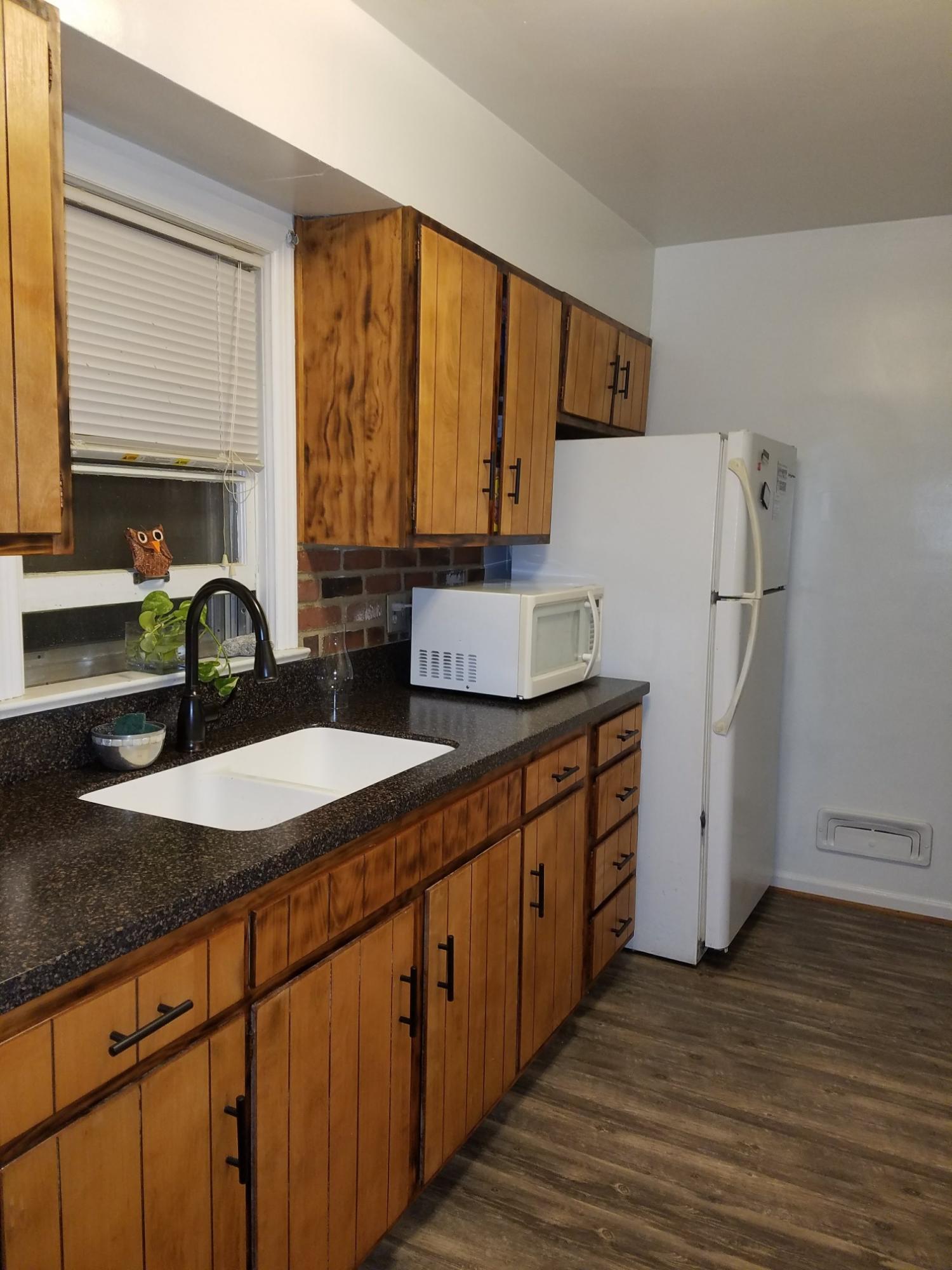 154 Frontier Road Northeast Roanoke, VA 24012 - Photo 9 of 19 Kitchen counter