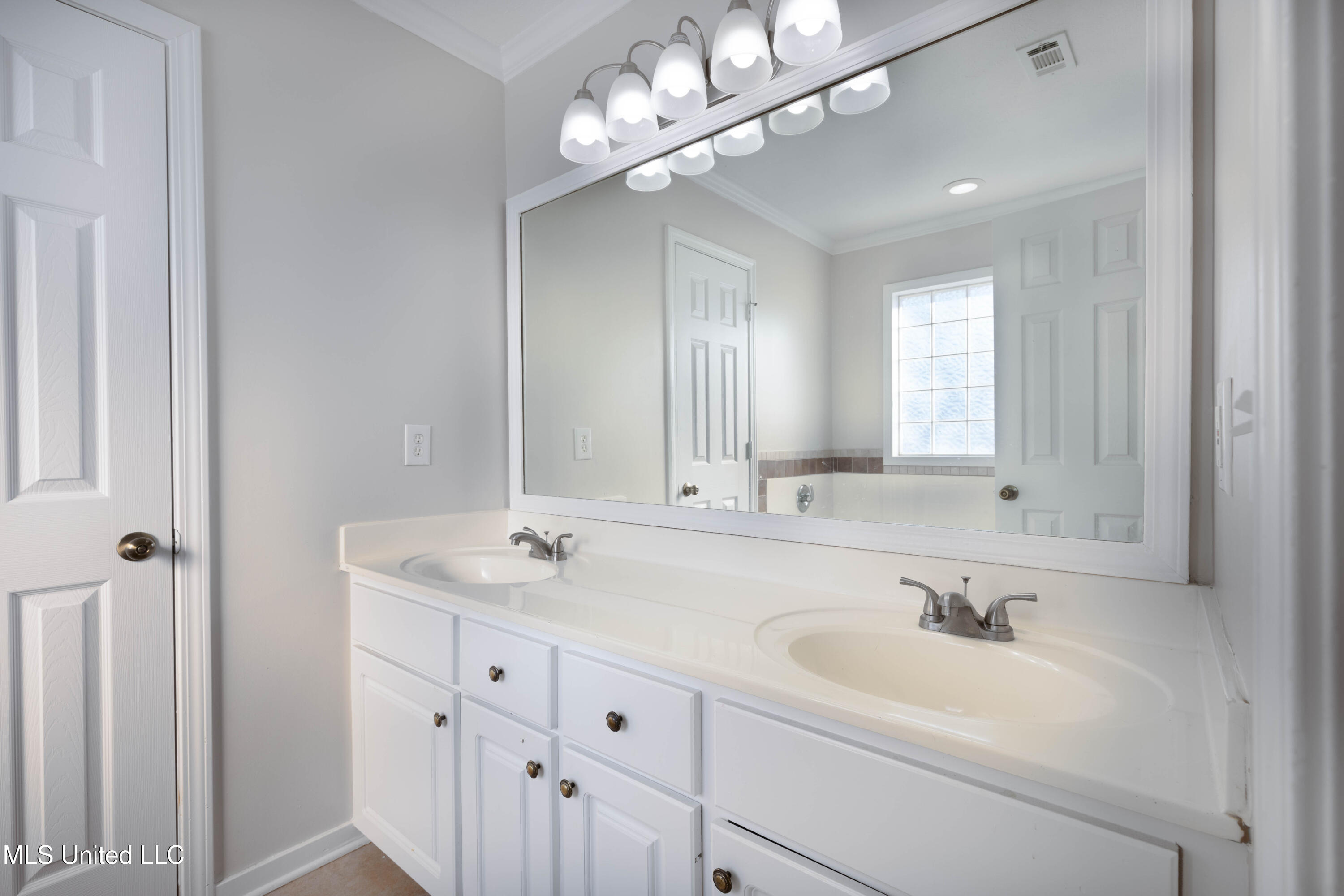 105 Channing Circle Canton, MS 39046 - Photo 13 of 29 IMG_0377-Edit