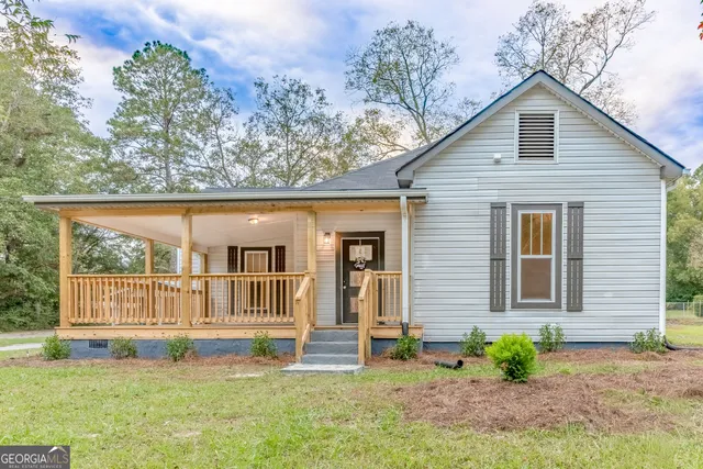 a view of front of a house with a yard