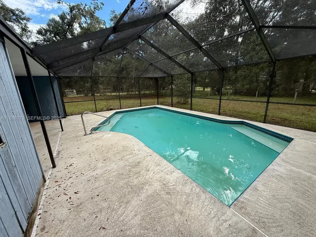 a view of a backyard