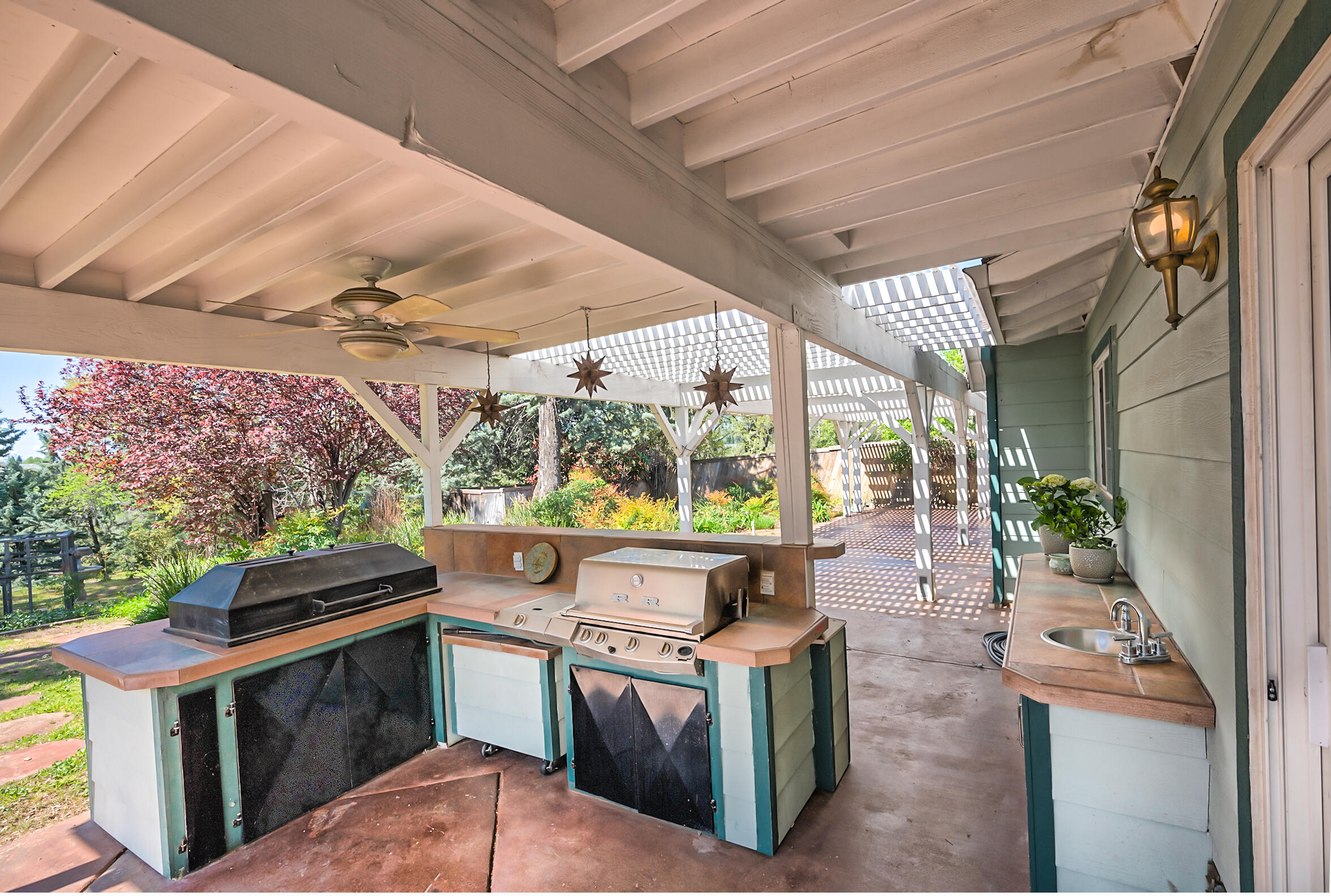 2885 Starlight Boulevard Redding, CA 96001 - Photo 37 of 51 a view of outdoor sitting area
