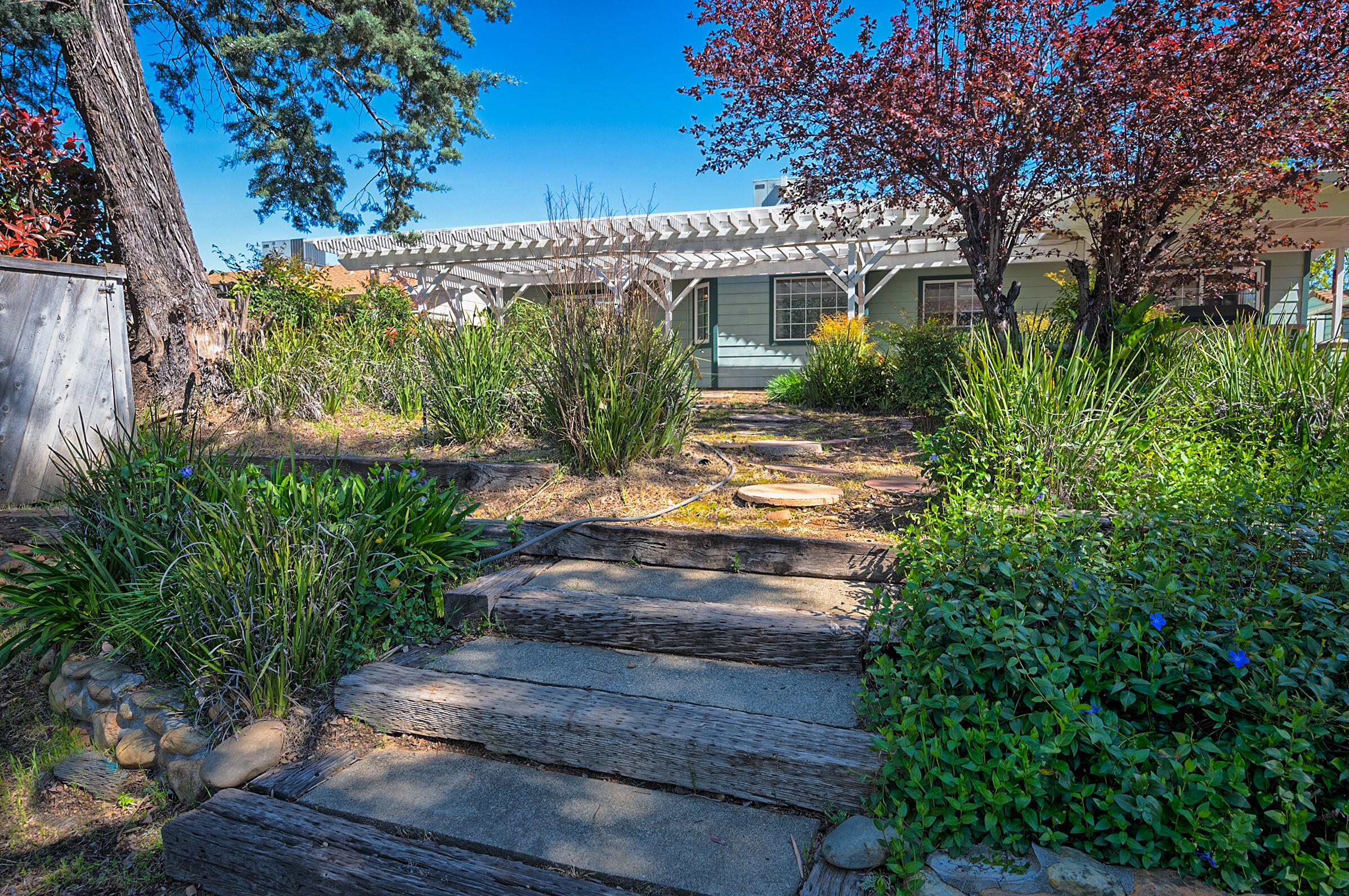 2885 Starlight Boulevard Redding, CA 96001 - Photo 46 of 51 a view of yard