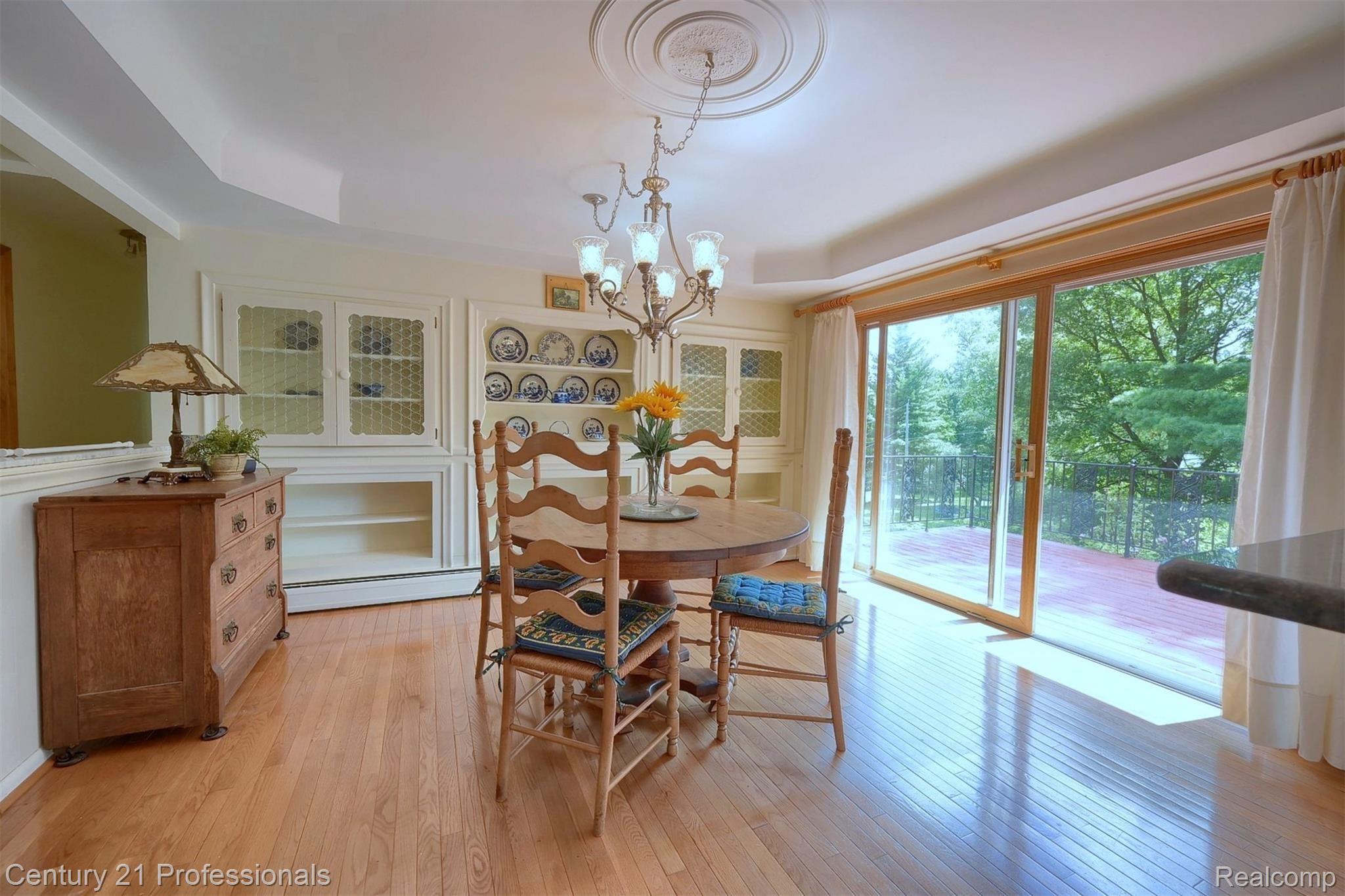 865 Briar Court Rochester, MI 48309 - Photo 10 of 39 10-Breakfast-Nook.jpg