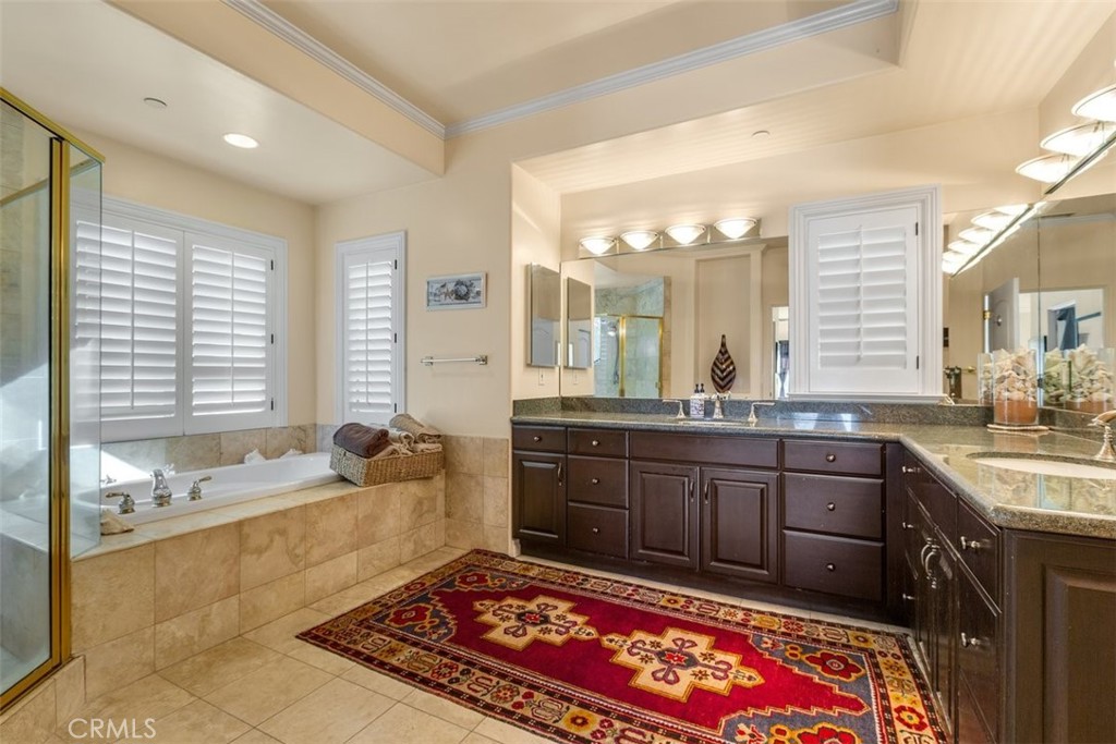 77 Altamont Way Camarillo, CA 93010 - Photo 16 of 48 a spacious bathroom with a bathtub sink and mirror