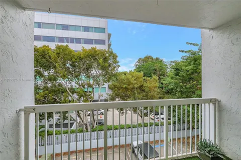 $395,000 | 2920 Southwest 28th Terrace, Unit 407, Coconut Grove, FL 33133