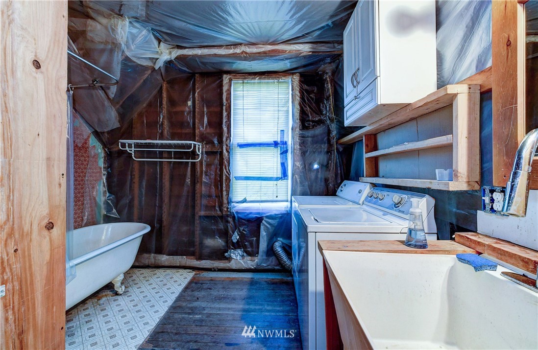 3618 Rucker Avenue Everett, WA 98201 - Photo 21 of 33 a bathroom with a tub sink and mirror