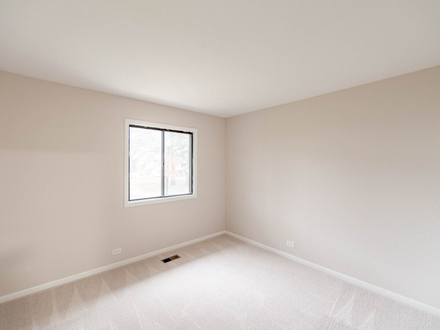 624 Breakers Point, Unit 624 Schaumburg, IL 60194 - Photo 8 of 13 an empty room with a window