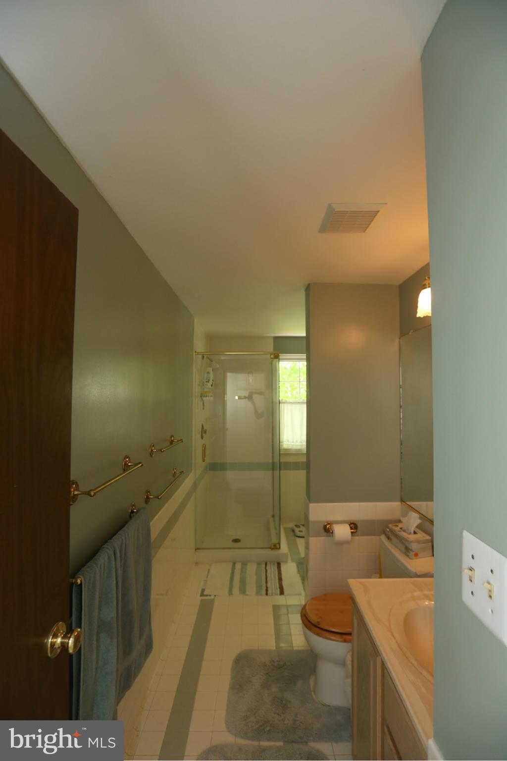 122 North Harrison Road Sterling, VA 20164 - Photo 13 of 25 Bath