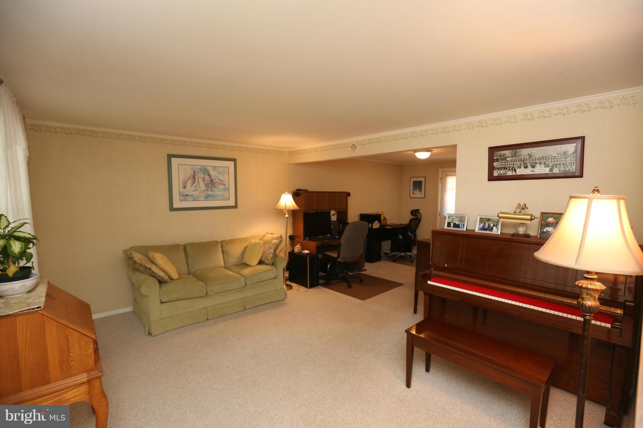 122 North Harrison Road Sterling, VA 20164 - Photo 5 of 25 Living Room
