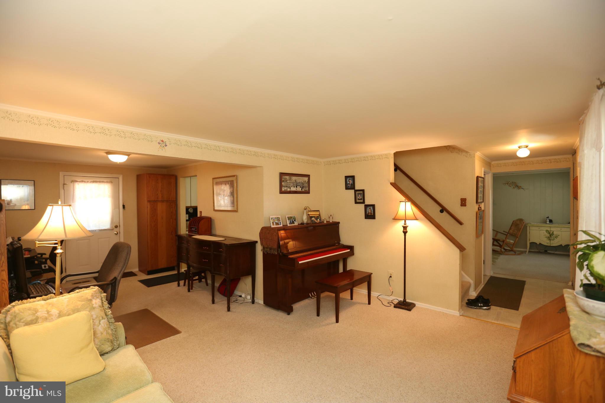 122 North Harrison Road Sterling, VA 20164 - Photo 6 of 25 Living Room