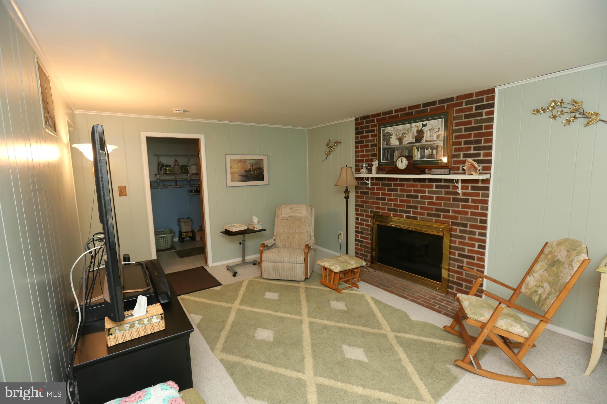 122 North Harrison Road Sterling, VA 20164 - Photo 7 of 25 Family Room