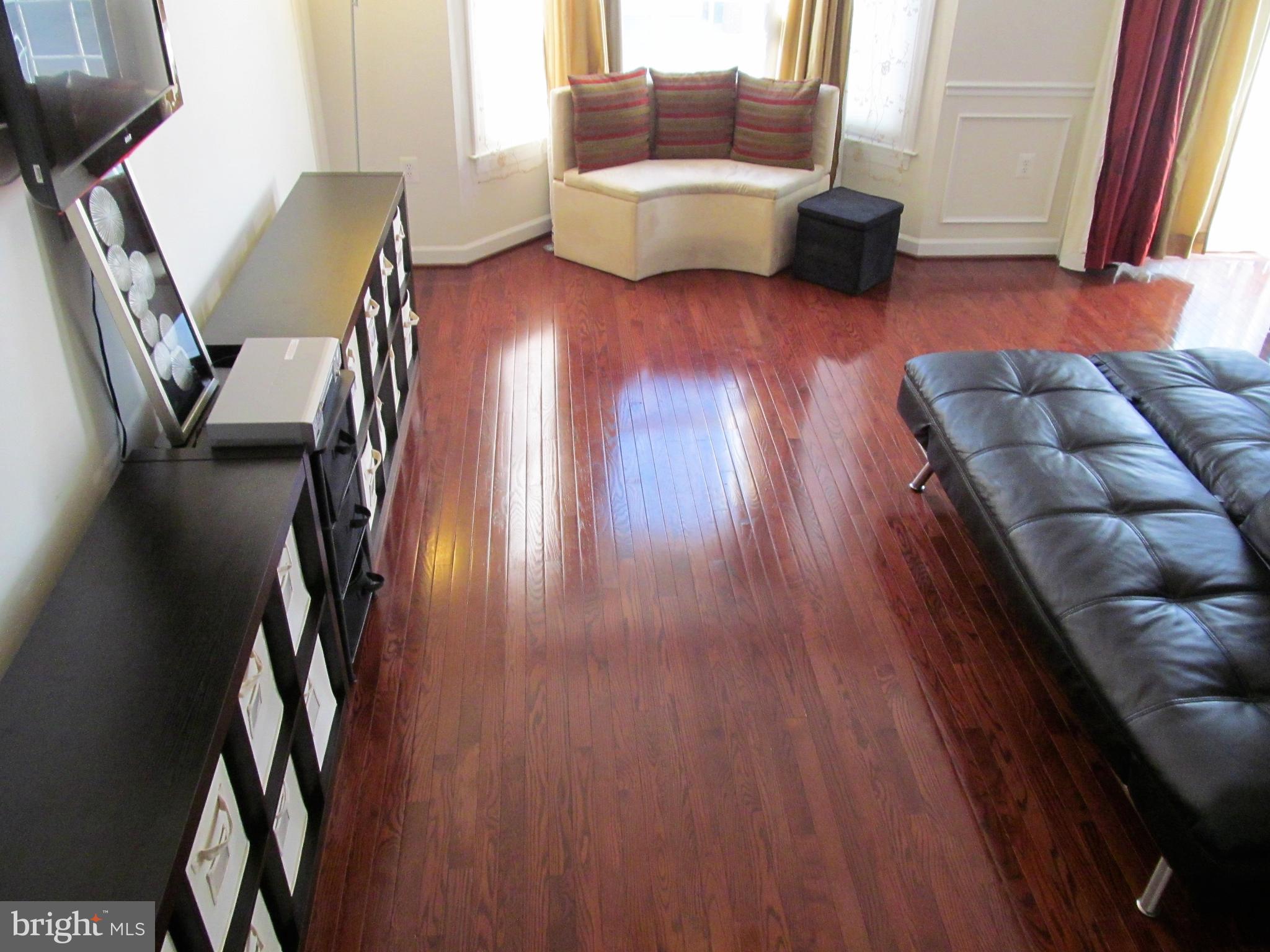 2511 Pascal Place Herndon, VA 20171 - Photo 4 of 30 Bright living room