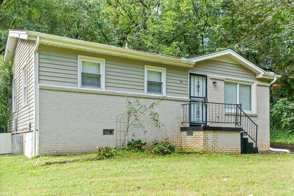 a view of a house with yard