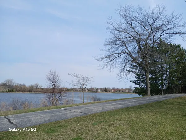 $1,800 | 11 Parkside Court, Unit 6, Vernon Hills, IL 60061