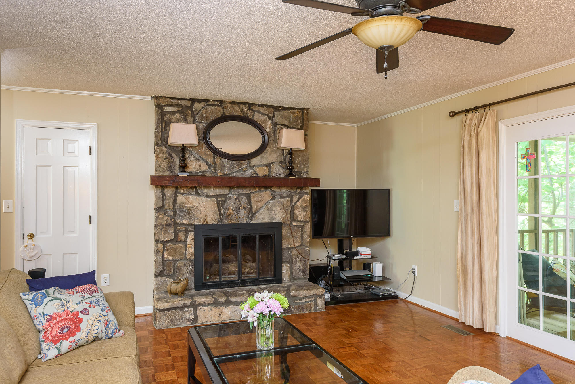 1702 Hollister Road Signal Mountain, TN 37377 - Photo 14 of 35 Casual family room