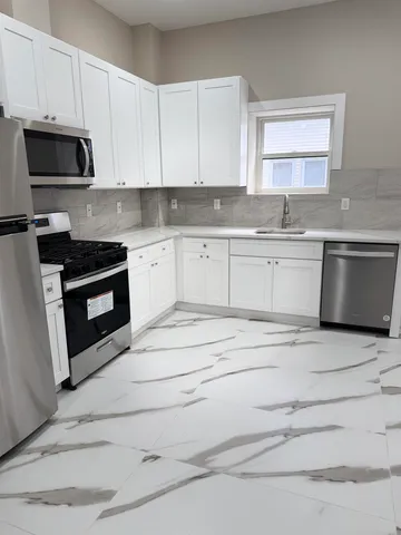 $2,584 | 213 Academy Street, Unit 1B, Jersey City, NJ 07306