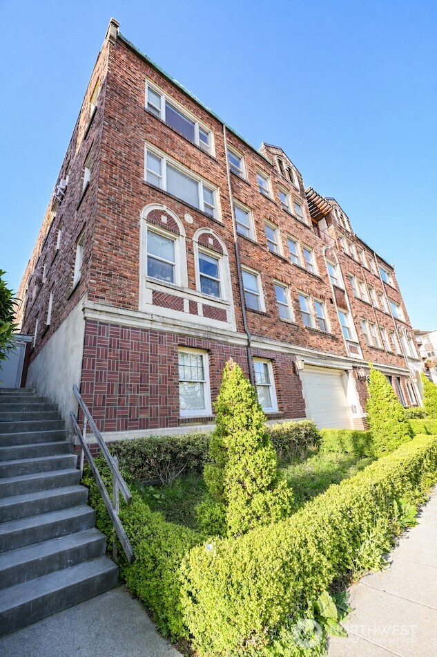 16 Valley Street Seattle, WA 98109 - Photo 4 of 40 a front view of a building