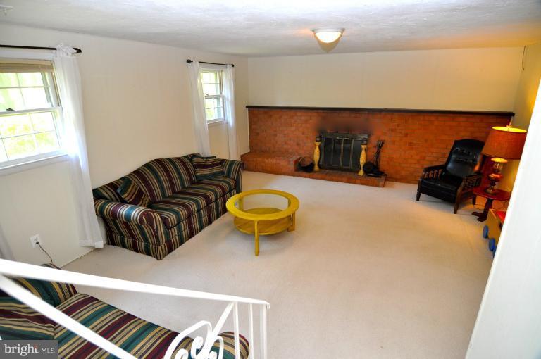 8305 Postoak Road Potomac, MD 20854 - Photo 1 of 15 Family Room