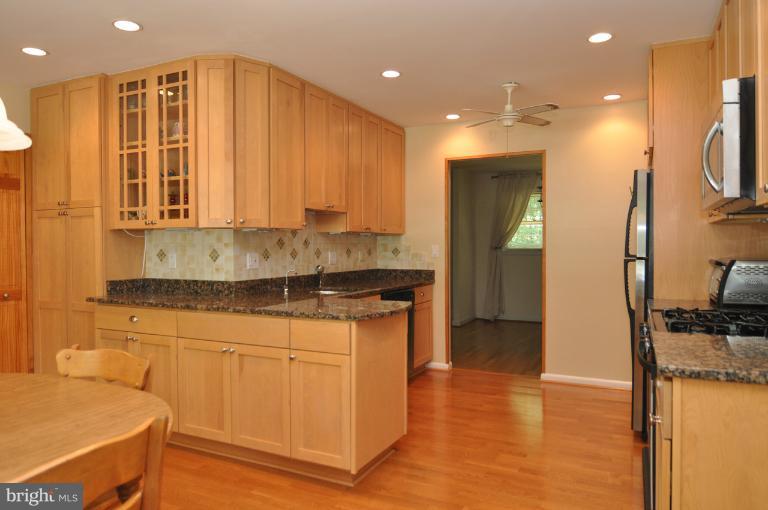 8305 Postoak Road Potomac, MD 20854 - Photo 2 of 15 Kitchen