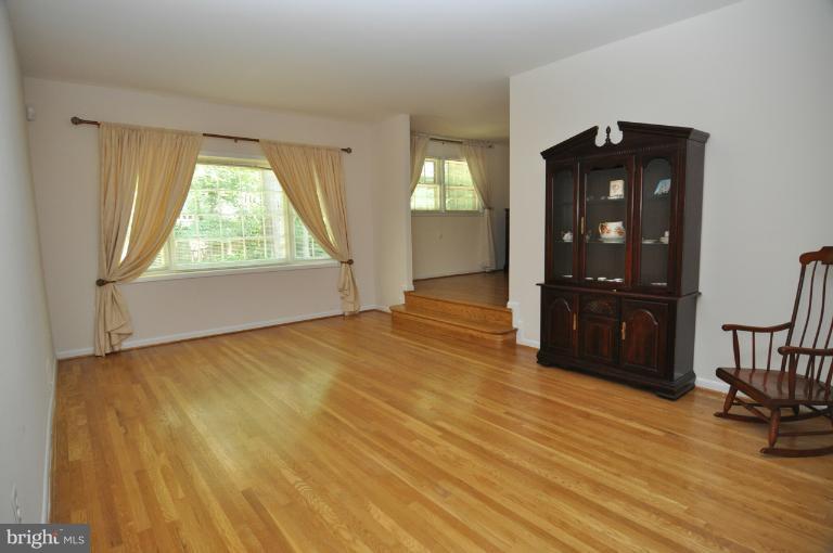 8305 Postoak Road Potomac, MD 20854 - Photo 13 of 15 Living Room