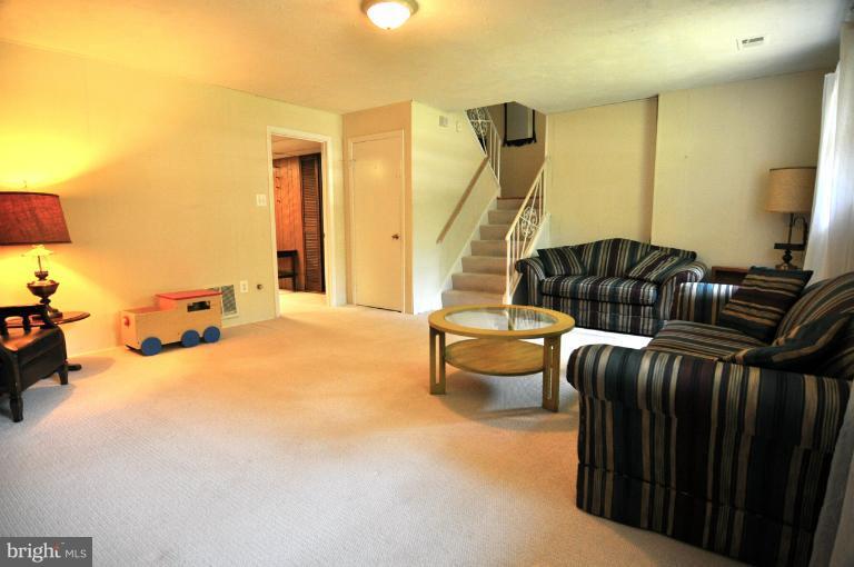 8305 Postoak Road Potomac, MD 20854 - Photo 4 of 15 Family Room