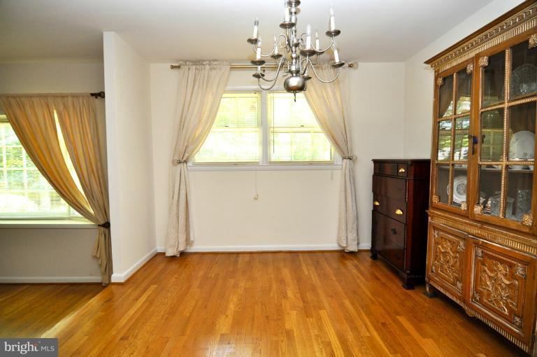 8305 Postoak Road Potomac, MD 20854 - Photo 6 of 15 Dining Room