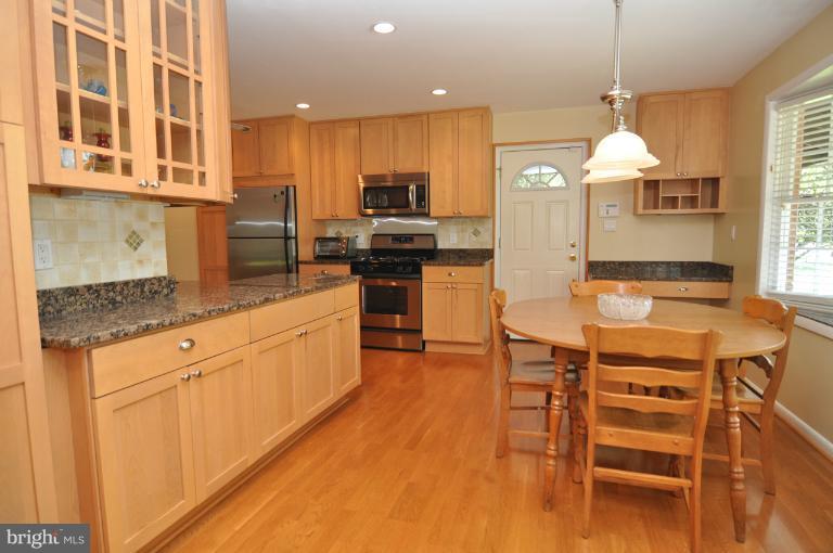 8305 Postoak Road Potomac, MD 20854 - Photo 7 of 15 Kitchen