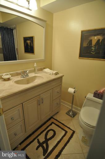 8305 Postoak Road Potomac, MD 20854 - Photo 8 of 15 Hall Bath