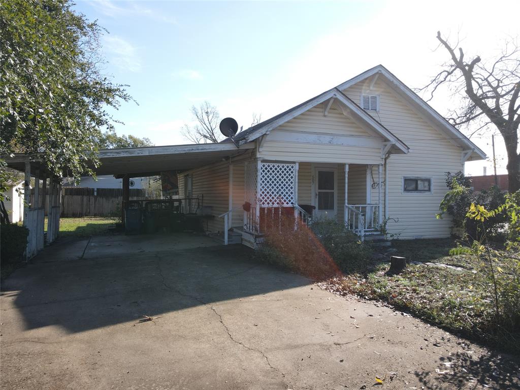 507 South Jackson Street Kaufman, TX 75142 - Photo 2 of 16 a front view of a house with garden