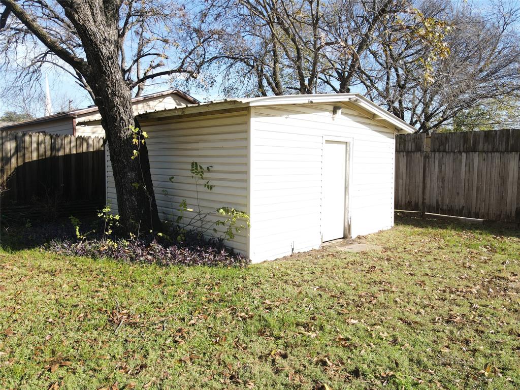 507 South Jackson Street Kaufman, TX 75142 - Photo 3 of 16 a backyard of a house