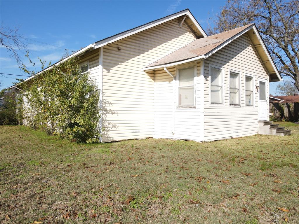 507 South Jackson Street Kaufman, TX 75142 - Photo 4 of 16 a view of a house with a yard
