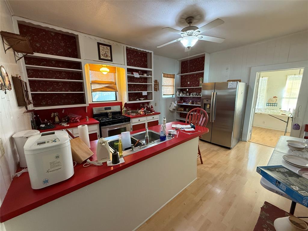 507 South Jackson Street Kaufman, TX 75142 - Photo 7 of 16 a room with furniture and flat screen tv