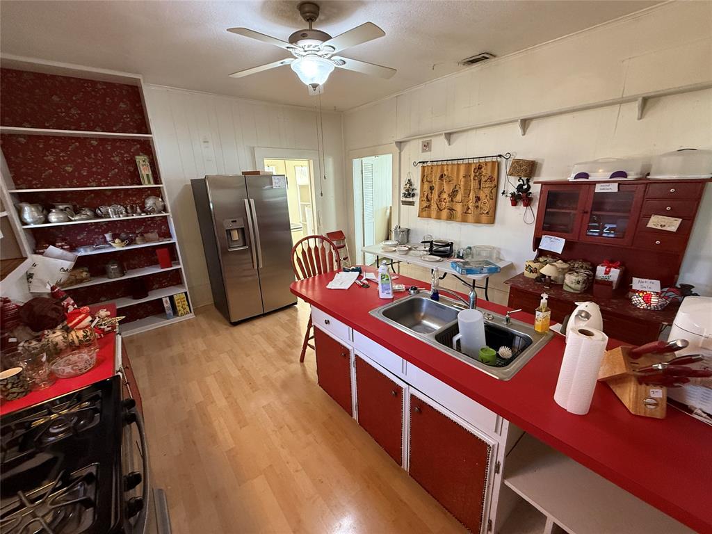 507 South Jackson Street Kaufman, TX 75142 - Photo 8 of 16 a room with furniture a flat screen tv and a window