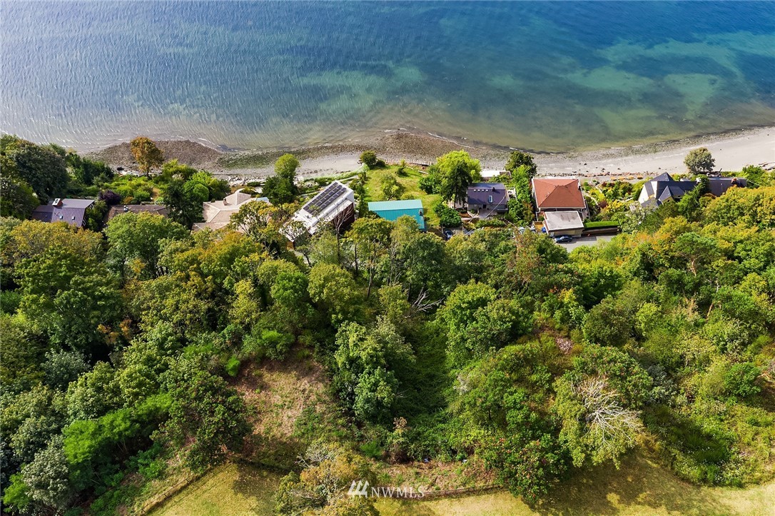 2318 Perkins Lane West Seattle, WA 98199 - Photo 4 of 8 a backyard of a house with lots of green space