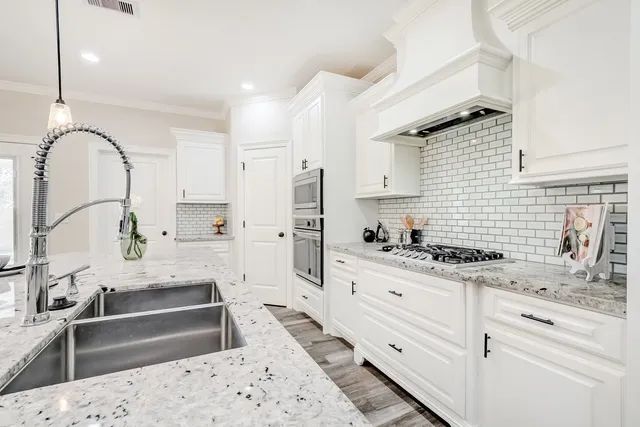 $374,900 | 136 Atlanta Avenue, Nederland, TX 77627