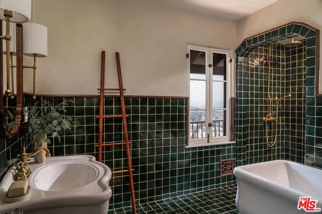 $2,725,000 | 3877 Franklin Avenue, Los Angeles, CA 90027