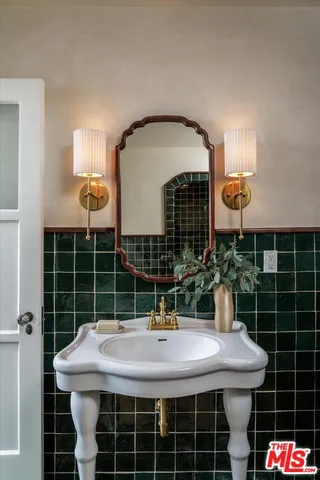 $2,725,000 | 3877 Franklin Avenue, Los Angeles, CA 90027