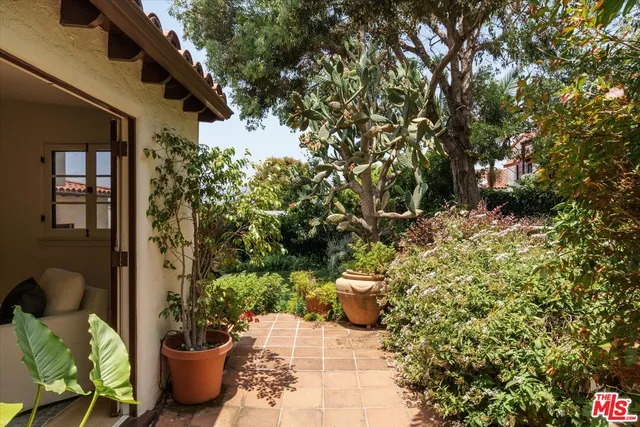 $2,725,000 | 3877 Franklin Avenue, Los Angeles, CA 90027