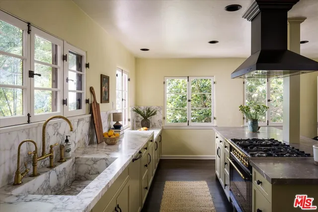 $2,725,000 | 3877 Franklin Avenue, Los Angeles, CA 90027