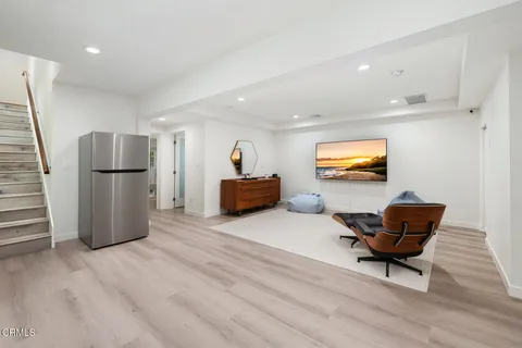 $2,100,000 | 5148 Oakwood Avenue, La Canada Flintridge, CA 91011