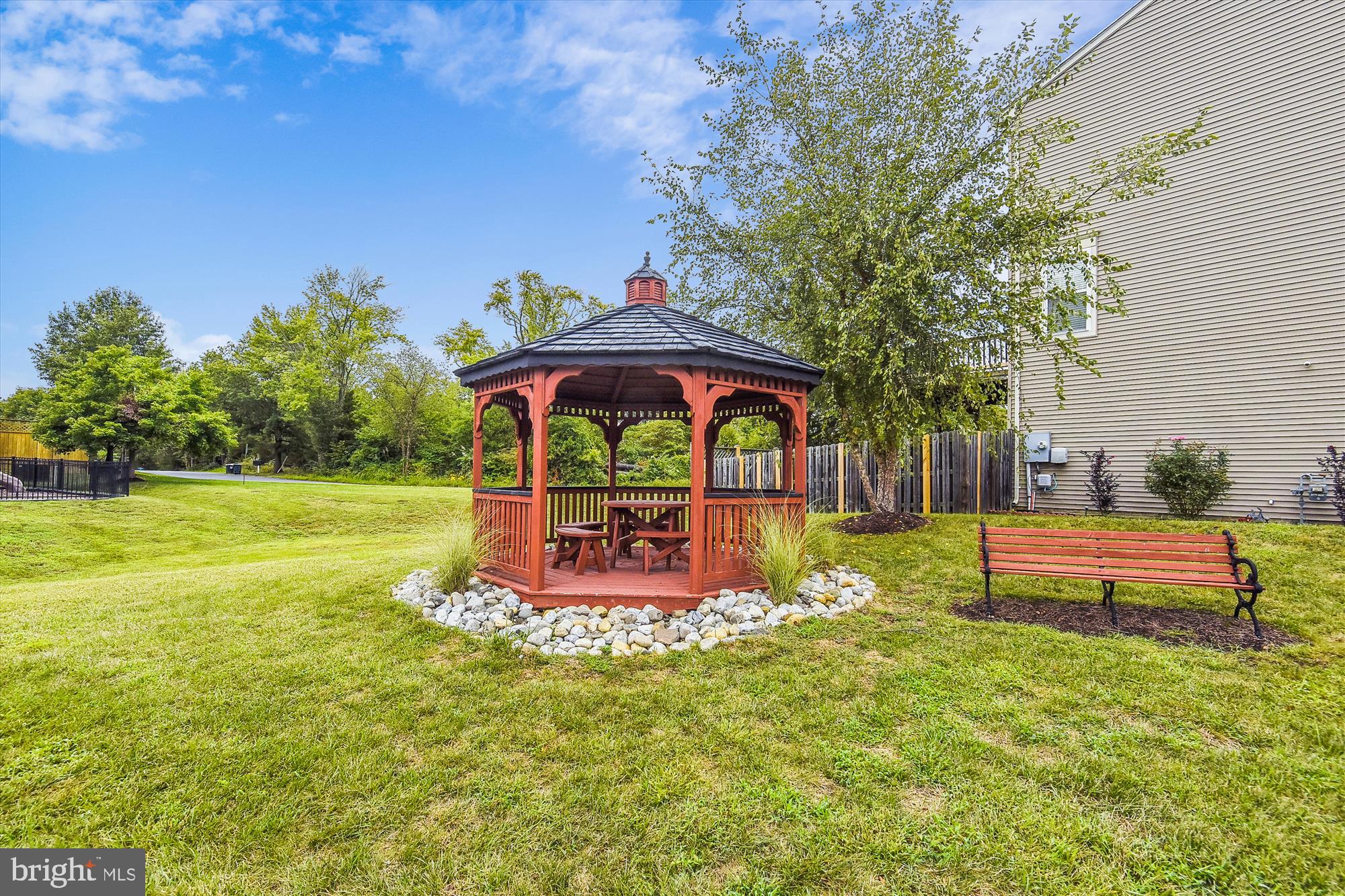 43536 Gabriel Square Chantilly, VA 20152 - Photo 36 of 53 a backyard of a house with table and chairs