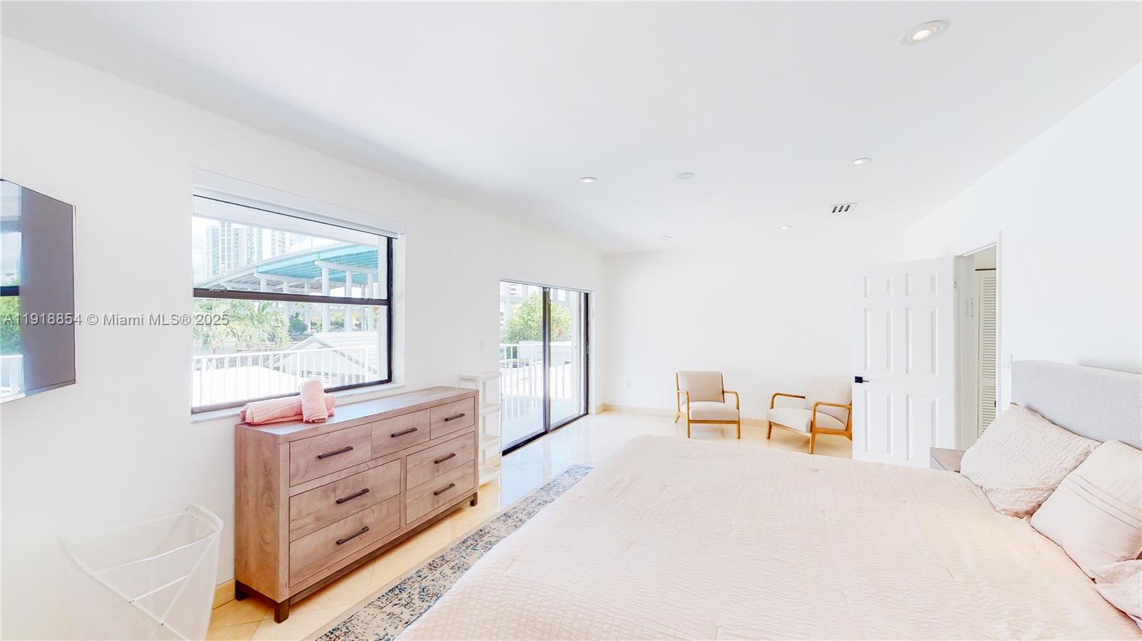 19140 North Bay Road Sunny Isles Beach, FL 33160 - Photo 12 of 17