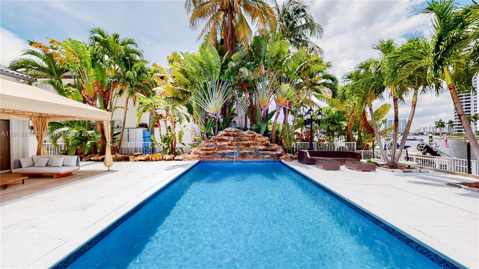 19140 North Bay Road Sunny Isles Beach, FL 33160 - Photo 4 of 17