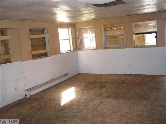2654 Turner Road Lexington, NC 27292 - Photo 5 of 9 Den/Family/Great Room.