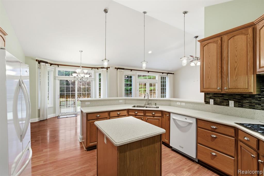 7669 Rynn Road Avoca, MI 48006 - Photo 9 of 46