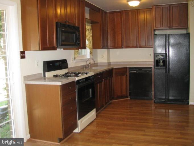 2258 Gunsmith Square Reston, VA 20191 - Photo 4 of 11 Kitchen