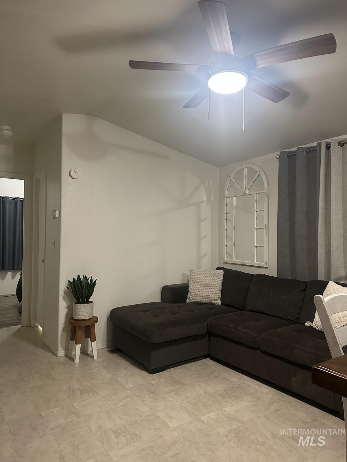 1171 North Sable Lane Boise, ID 83704 - Photo 2 of 19 Living area with baseboards