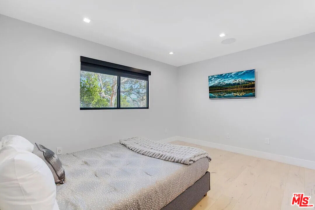 8401 Wyndham Road Los Angeles, CA 90046 - Photo 6 of 34 a bedroom with a bed and a painting on the wall